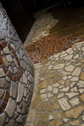 Palladian in travertine star in a restaurant in Rome.
